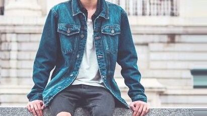 Parte de cima da roupa de Josh