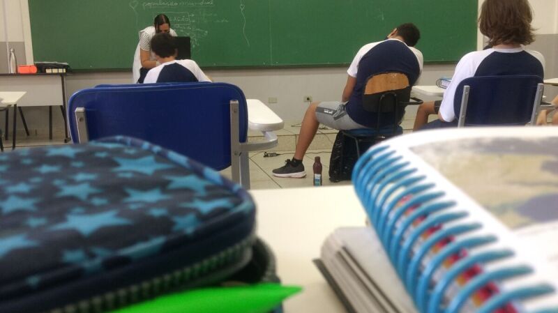 Eu escrevendo na aula kkkkk